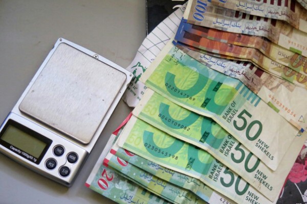 כסף ישראלי ומש'ל אלקטרוני שנתפסו אתמול בתחנת הסמים בשוק תלפיות (חטיבת דוברות המשטרה)