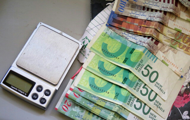 כסף ישראלי ומש'ל אלקטרוני שנתפסו אתמול בתחנת הסמים בשוק תלפיות (חטיבת דוברות המשטרה)