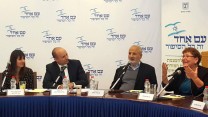שר החינוך, נפתלי בנט והמשורר ארז ביטון - יו"ר הוועדה. צילום: מינהל דוברות והסברה, משרד החינוך