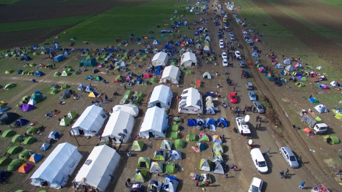 ממתינים לאישור ממשלת מקדוניה, מחנה פליטים על הגבול היווני צילום: AP