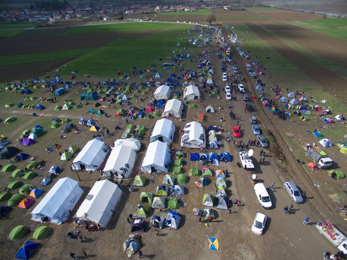 מחנה פליטים על הגבול בין יוון למקדוניה. (צילום: AP)