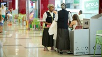 עובדות ניקיון בקניון (צילום ארכיון: משה שי, פלאש 90)