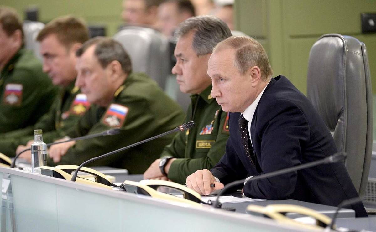 פוטין בפגישה על מעורבות צבא רוסיה בסוריה. (צילום: סוכנות העיתונות הרוסית)