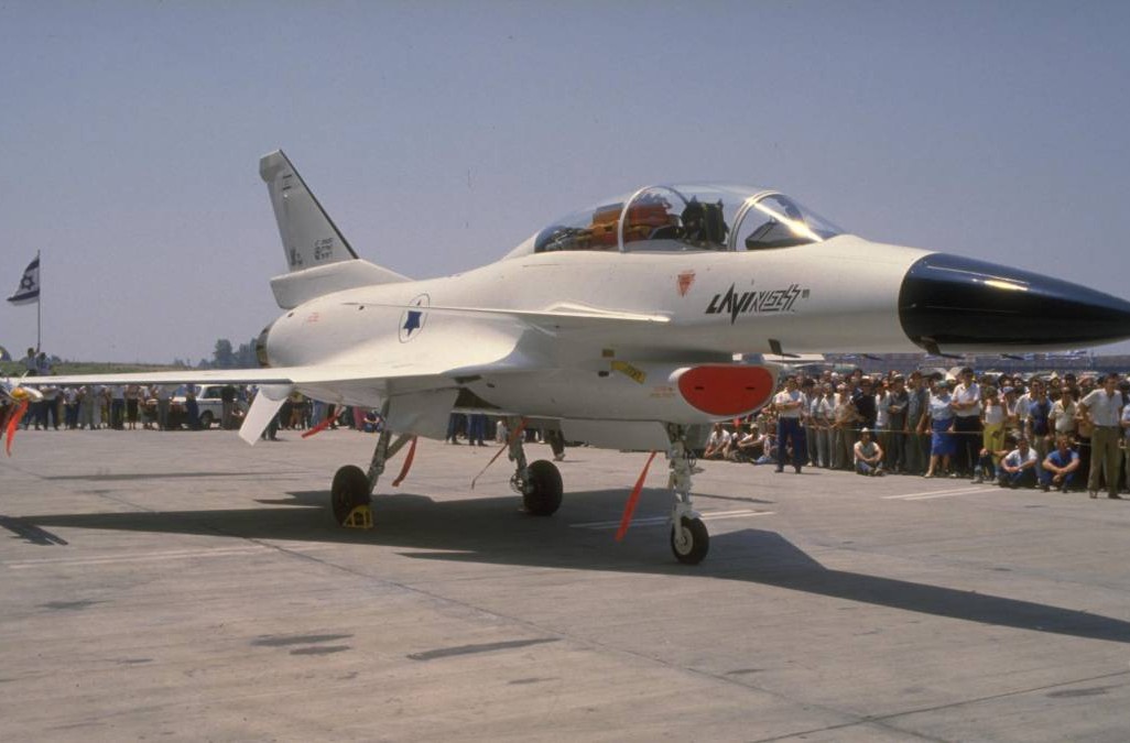 טקס גלילת מטוס ה "לביא" בשנת 1986. צילום ארכיון: נתי הרניק. מתוך אוסף התצלומים הלאומי.