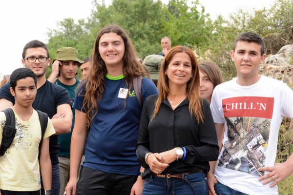 תלמידים בטיול מחאה על עיצומי המורים, עם ח"כ בן-ארי (כולנו), מאי 2016. צילום: זיו אבוטבול
