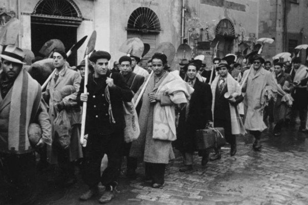 יהודי העיר תוניס מובלים לעבודות כפייה בעת מלחמת העולם השנייה, 1942 צילום: Bundesarchiv, Bild 183-J20382 / CC-BY-SA 3.0\ wikimedia