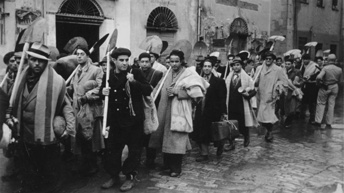 יהודי העיר תוניס מובלים לעבודות כפייה בעת מלחמת העולם השנייה, 1942 צילום: Bundesarchiv, Bild 183-J20382 / CC-BY-SA 3.0\ wikimedia