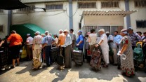 תור לחלוקת מזון. "שנת היציאה מהקורונה צפויה להיות קשה כלכלית, אבל עוד יותר מבחינה חברתית" (צילום: פלאש 90 / יונתן זינדל)