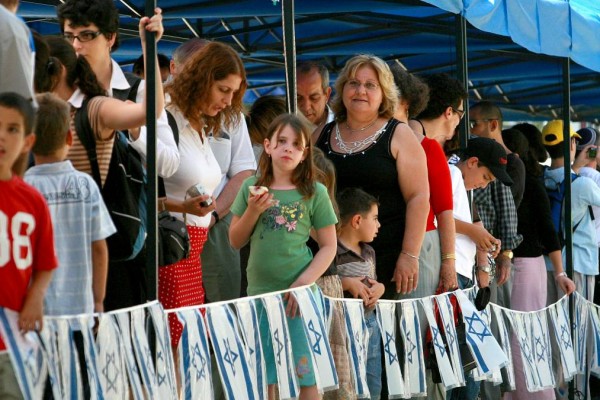 ישראלים בתור, ארכיון. צילום: פלאש 90 / אוליבר פיטוסי.
