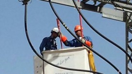 עובדי חברת החשמל מבצעים תיקונים במתח חי בכבל מתח גבוה בשכונת רמות בירושלים. צילום: דודו טוהר, חברת החשמל