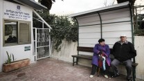 עולים קשישים במרכז קליטה. למצולמים אין כל קשר לכתבה (צילום ארכיון: מרים אלסטר/פלאש90)