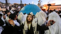 משתתף בהילות הרשב"י בהר מירון בעת תפילת בוקר. צילום: מאיר וקנין / פלאש 90