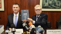 מבקר המדינה השופט (בדימוס) יוסף שפירא מגיש את דוח מבקר המדינה ליו"ר הכנסת יולי יואל אדלשטיין. צילום: דוברות הכנסת – יצחק הררי