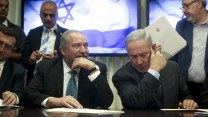 נתניהו וליברמן בעת חתימת ההסכם הקואליציוני. צילום: יונתן זינדל / פלאש 90