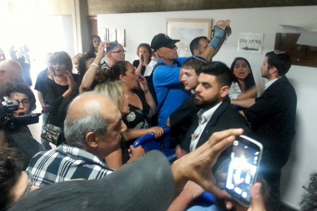 תושבי גבעת עמל מחוץ לאולם המשפט לאחר הדיון השני בתביעת הפינוי כנגד התושבים מאי 2016 . צילום: דבר ראשון