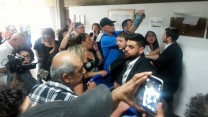 תושבי גבעת עמל מחוץ לאולם המשפט לאחר הדיון השני בתביעת הפינוי כנגד התושבים מאי 2016 . צילום: דבר ראשון