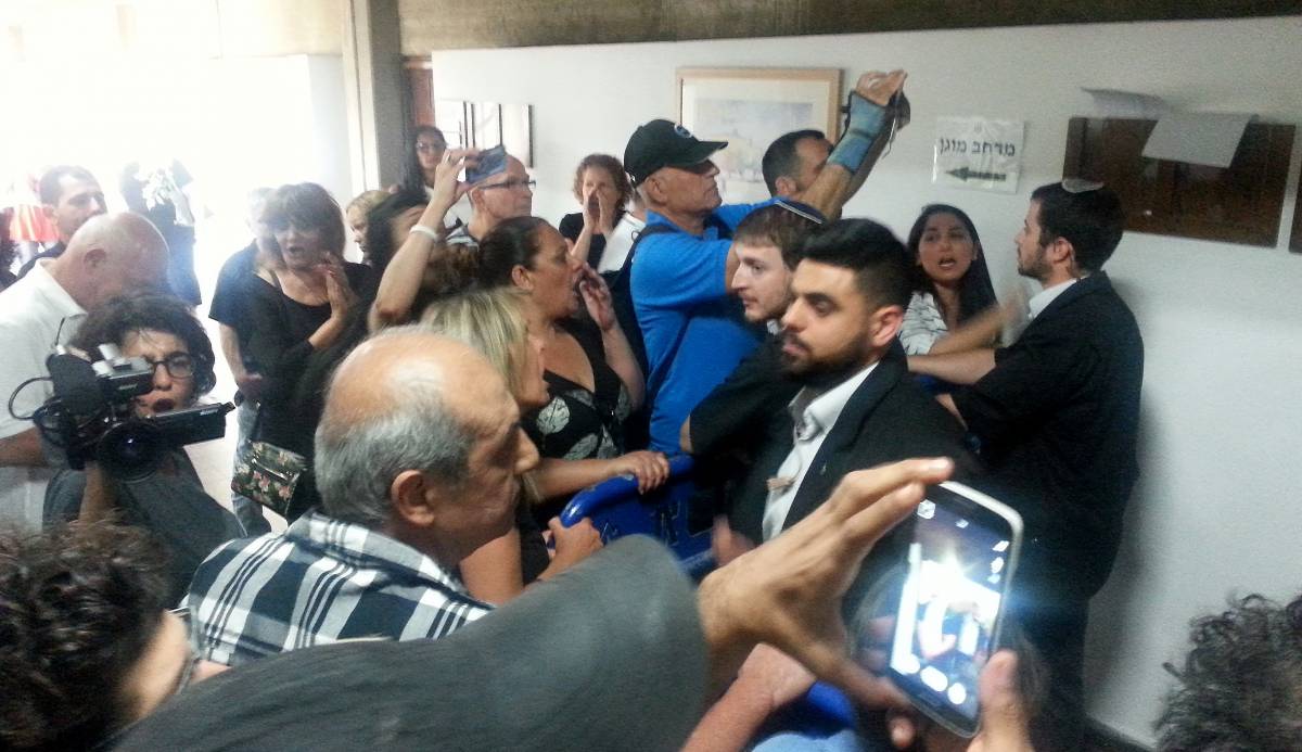 תושבי גבעת עמל מחוץ לאולם המשפט לאחר הדיון השני בתביעת הפינוי כנגד התושבים מאי 2016 . צילום: דבר ראשון