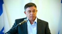 השר לשעבר אבי גבאי בנאום התפטרותו. צילום: פלאש 90.