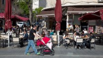 סועדים בבית קפה,
 (צילום ארכיון: פלאש 90 / נתי שוחט)