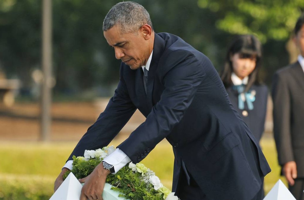 הנשיא אובמה, חתן פרס נובל לשלום, בהנחת זר באתר ההנצחה לנספי הירושימה. צילום: AP.