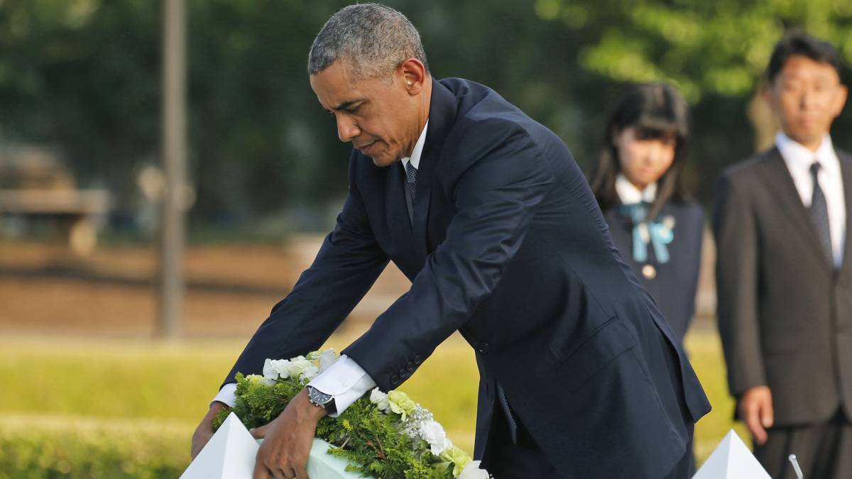 הנשיא אובמה, חתן פרס נובל לשלום, בהנחת זר באתר ההנצחה לנספי הירושימה. צילום: AP.
