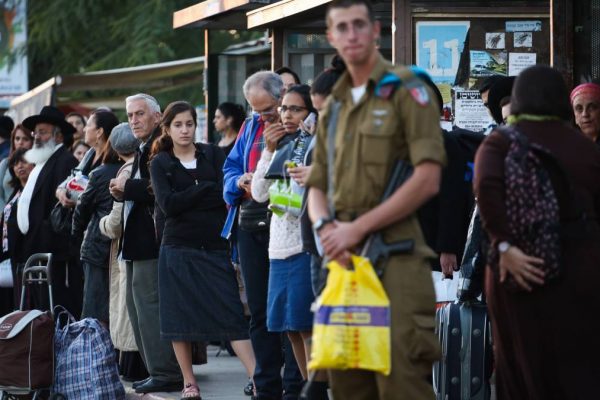 ישראלים מחכים לאוטובוס בירושלים. למצולמים אין קשר לכתבה. צילום: הדס פרוש, פלאש 90