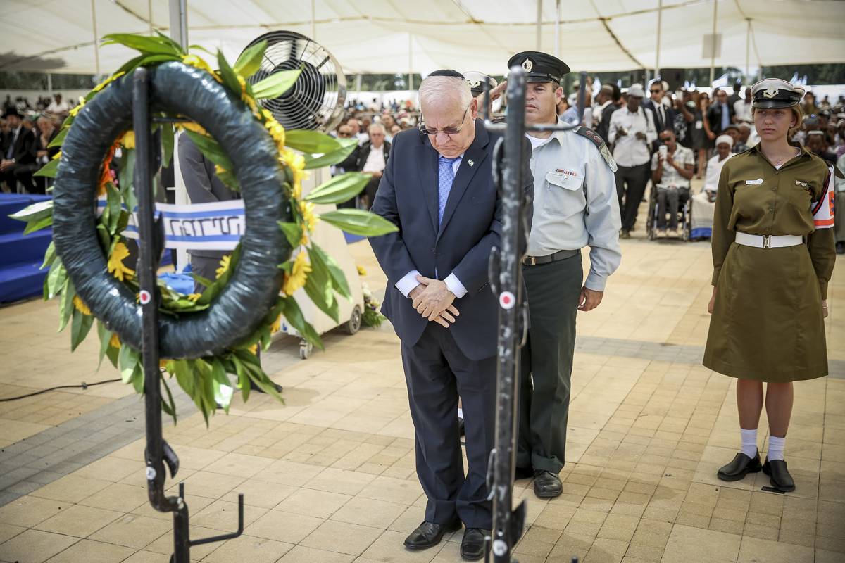 נשיא המדינה ראובן רבלין מניח זר זכרון בטקס יום הנספים בהר הרצל. צילום: הדס פרוש \ פלאש 90