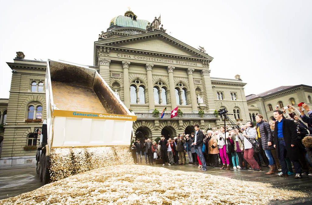 המתנגדים לשכר הקיום שופכים 8 מליון מטבעות בכיכר מרכזית בציריך, שוויץ, אוקטובר 2013  צילום: STEFAN BOHRER