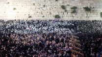 תפילת הבוקר המסורתית בבוקר שאחרי התיקון. צילום:  Sliman Khader / פלאש 90.
