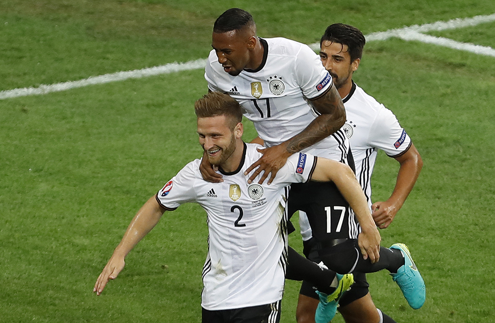 שחקני נבחרת גרמניה חוגגים את השער הראשון על אוקראינה. (AP Photo/Darko Vojinovic)