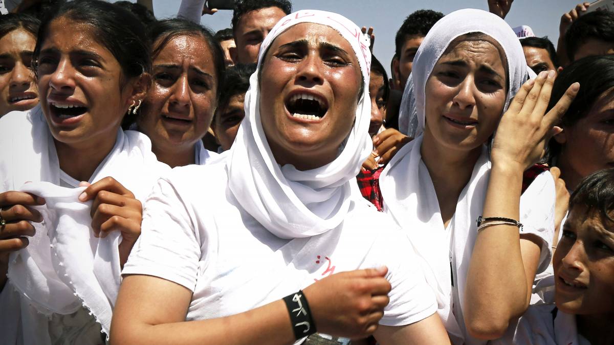 הפגנה של נשים כורדיות יזידיות כנגד מתקפת דאע״ש בסינג׳ר. צילום ארכיון: סוכנות AP.