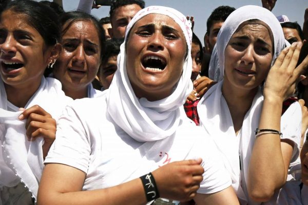 הפגנה של נשים כורדיות יזידיות כנגד מתקפת דאע״ש בסינג׳ר. צילום ארכיון: סוכנות AP.