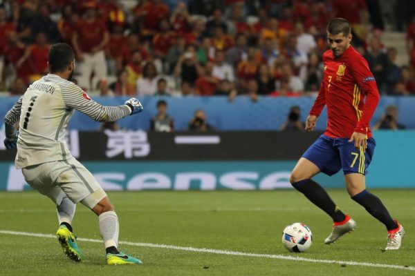 שחקן נבחרת ספרד אלווארו מוראטה מבקיע את השער השלישי של קבוצתו במשחק מול נבחרת טורקיה אמש במסגרת ליגת יורו 2016. צילום: AP