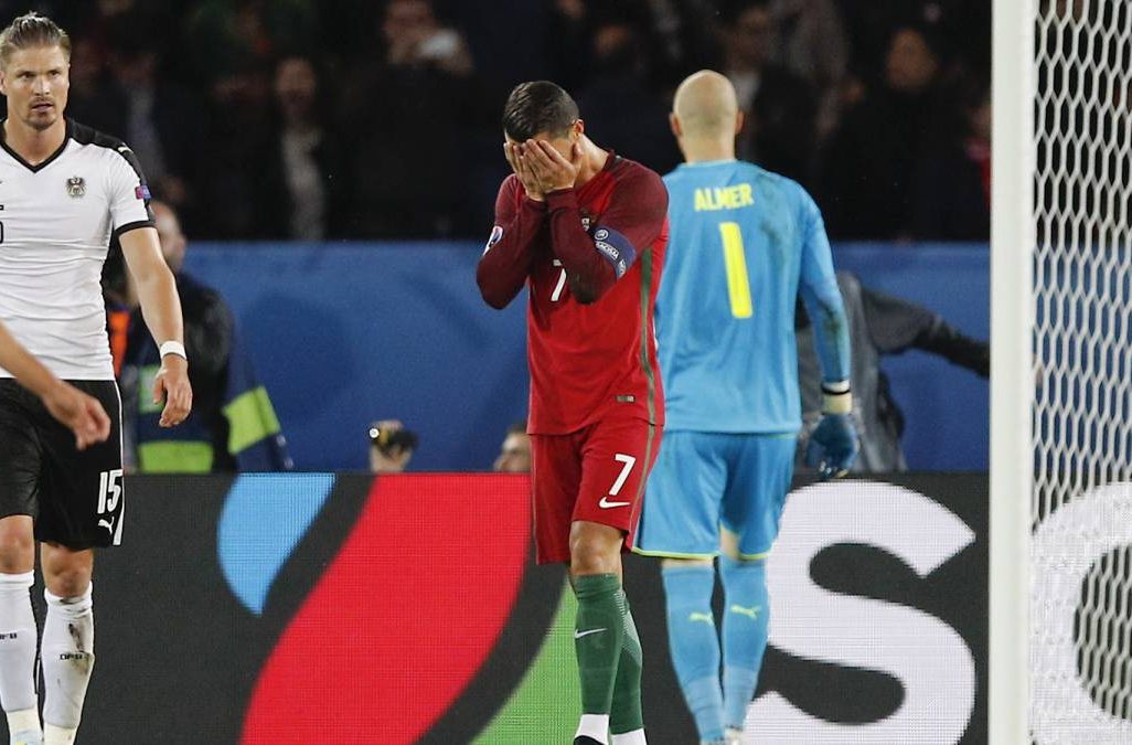 רונאלדו לאחר שהחמיץ פנדל מכריע במשחק בין נבחרות פורטוגל לאוסטריה. צילום: AP