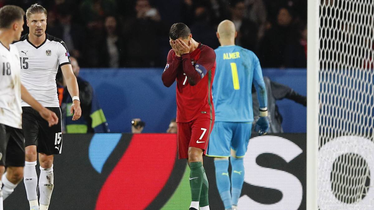 רונאלדו לאחר שהחמיץ פנדל מכריע במשחק בין נבחרות פורטוגל לאוסטריה. צילום: AP
