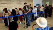 ישראלים עומדים בתור בבנק. (צילום ארכיון: פלאש 90)