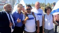 צעדת השוויון בבית שמש. מימין לשמאל: ח"כ תמר זנדברג (מרצ), ח"כ איתן ברושי (המחנה הציוני), ראש מועצת ירוחם מיכאל ביטון, יו"ר האופוזיציה ח"כ יצחק הרצוג, וראש עיריית בית שמש משה אבוטבול. צילום: יניב אפוטה