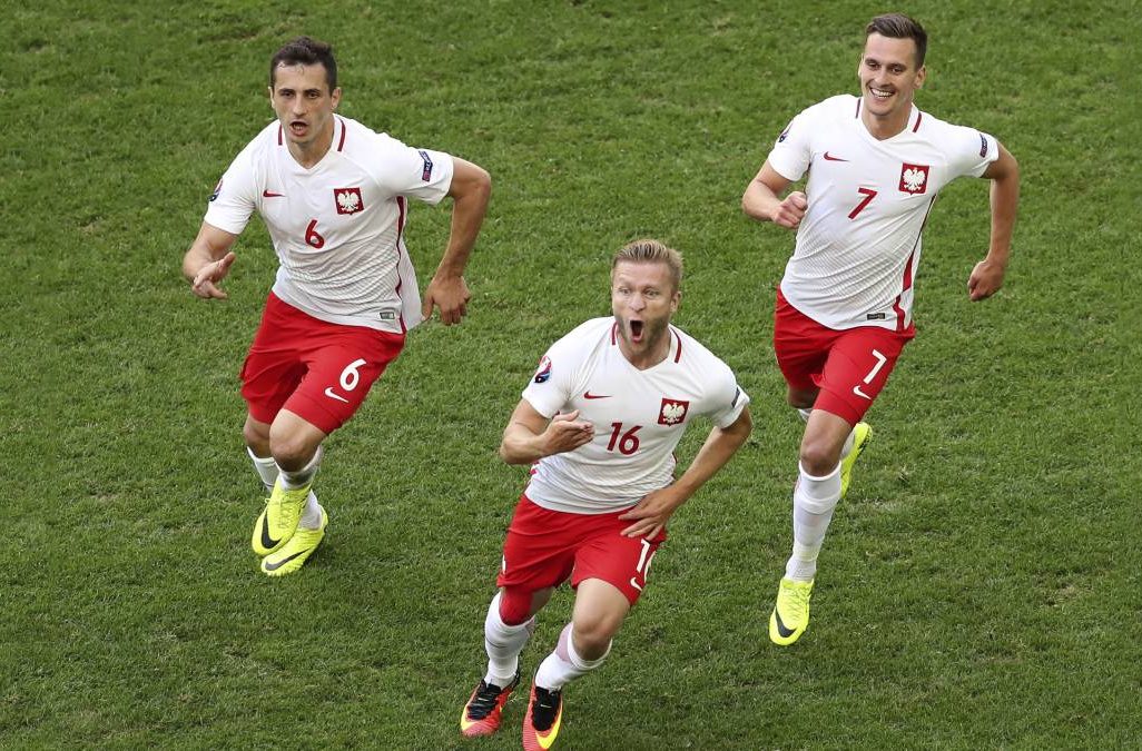 שחקני נבחרת פולין חוגגים את העליה לשמינית הגמר. צילום: סוכנות AP.