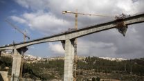 בניית גשר מעל עמק הארזים . צילום: הדס פרוש / פלאש 90.