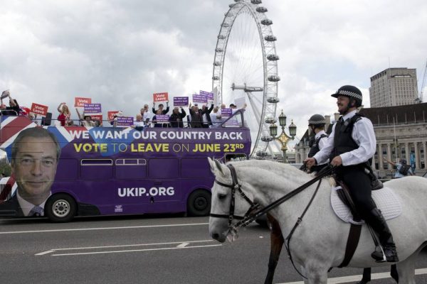 קמפיין של מלפגת UKIP לקראת משאל העם על הברקזיט. צילום: AP