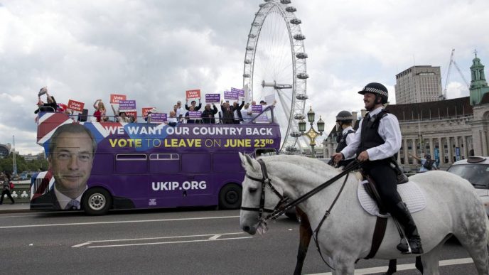קמפיין של מלפגת UKIP לקראת משאל העם על הברקזיט. צילום: AP