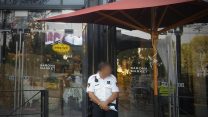 מאבטח בכניסה לשרונה מרקט (צילום ארכיון: דבר)