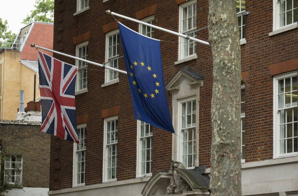 דגלי האיחוד האירופי ובריטניה מתנוססים מחוץ לבית הפרלמנט הארופאי בלונדון. (צילום: AP)