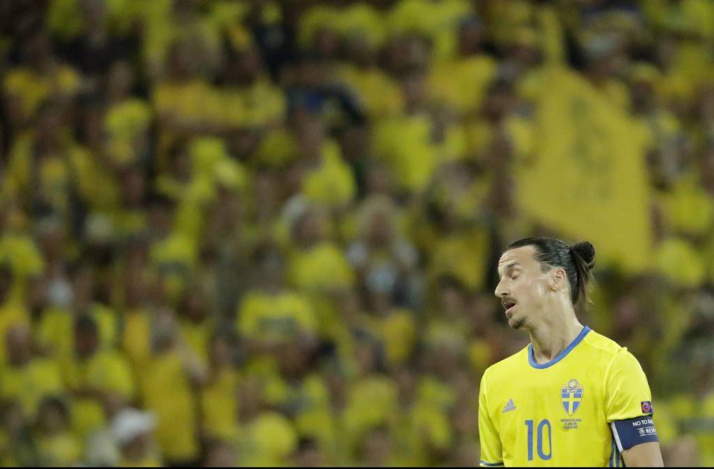 זלאטן איברהימוביץ' השוודי מאוכזב לאחר שנבחרתו הפסידה אמש לנבחרת בלגיה. צילום: AP