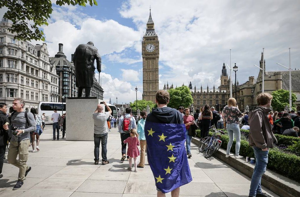 מפגין בלונדון במסגרת המחאה על עזיבת בריטניה את האיחוד האירופי. (צילום: סוכנות AP)