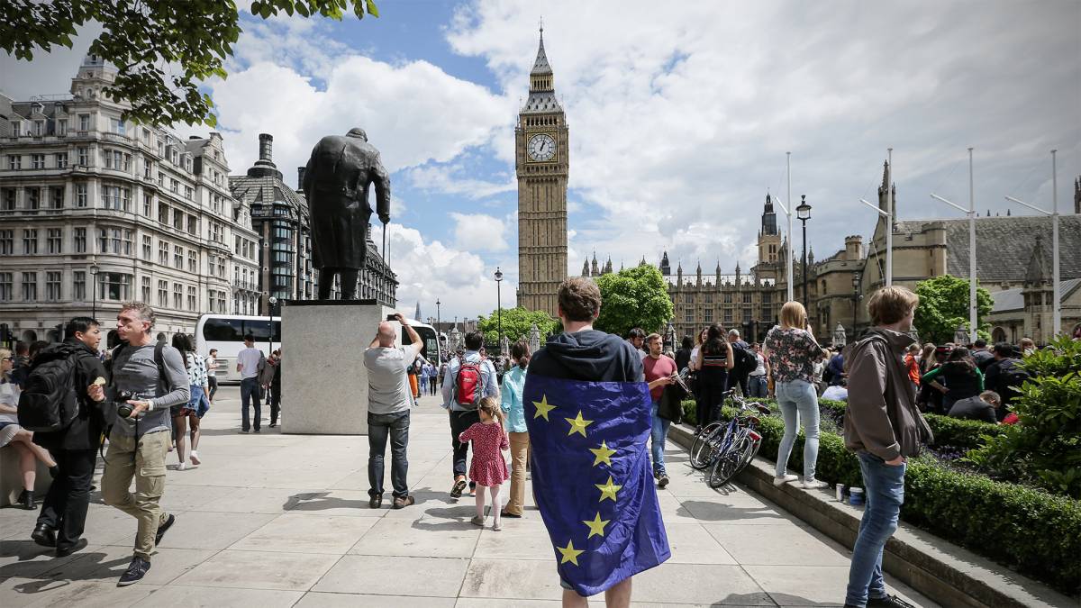 מפגין בלונדון במסגרת המחאה על עזיבת בריטניה את האיחוד האירופי. (צילום: סוכנות AP)