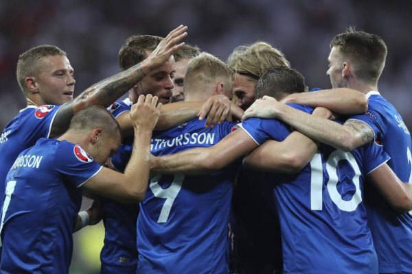 שחקני נבחרת איסלנד חוגגים את נצחונם במשחק מול אנגליה ביורו. צילום: AP