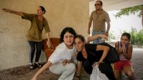 עוברי אורח בעת הפגזה בקרית שמונה בזמן המלחמה (ארכיון). צילום: נתי שוחט / פלאש 90