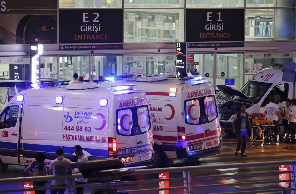 כוחות ההצלה והבטחון מתאספים מחוץ לנמל התעופה אטאטורק באיסטנבול לאחר הפיגוע אמש. צילום: AP