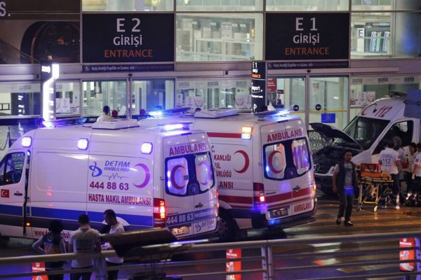 כוחות ההצלה והבטחון מתאספים מחוץ לנמל התעופה אטאטורק באיסטנבול לאחר הפיגוע אמש. צילום: AP